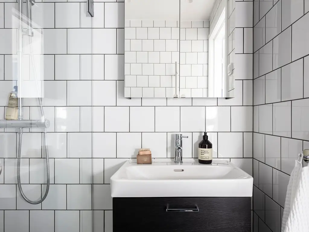 salle de bain aux carreaux blancs