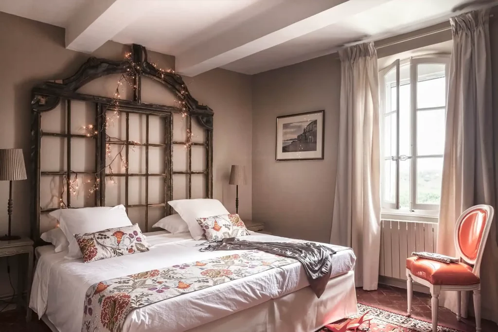 grand lit double et tete de lit originale en bois