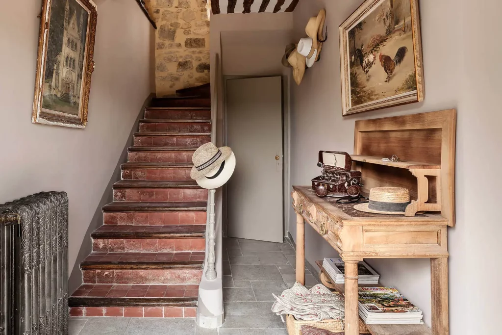 escalier et ses carreaux rouges