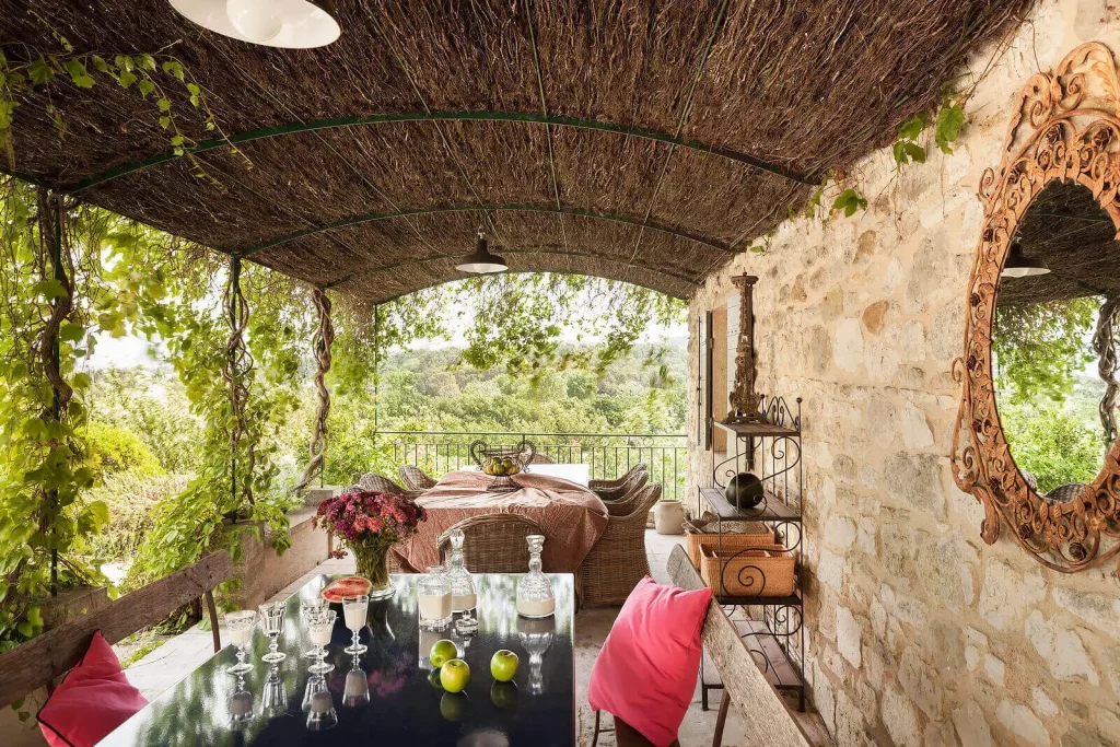 un extérieur sous une pergola en fibres naturelles