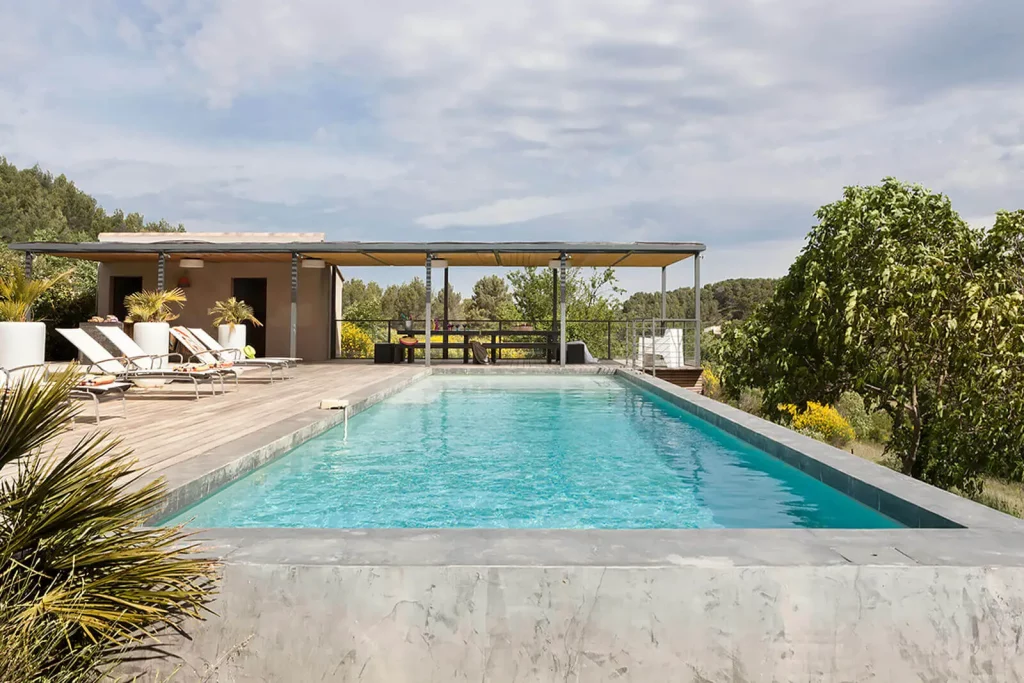 une magnifique piscine sous le soleil