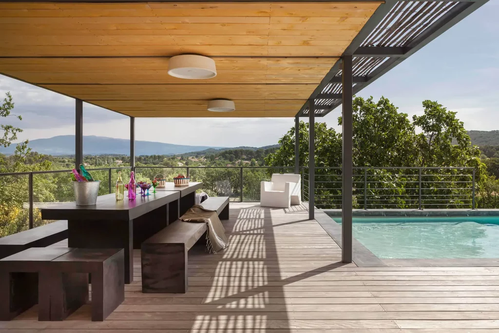 une terrasse et un plancher en bois