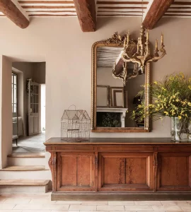 un beau buffet et une commode vernie