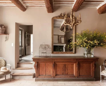 un beau buffet et une commode vernie