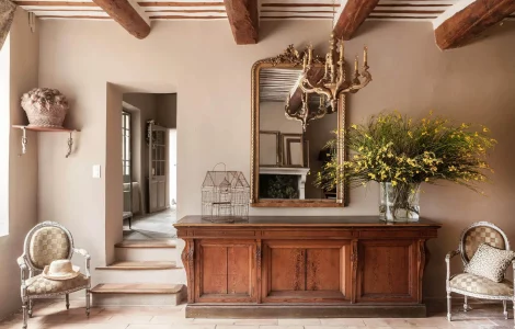 un beau buffet et une commode vernie