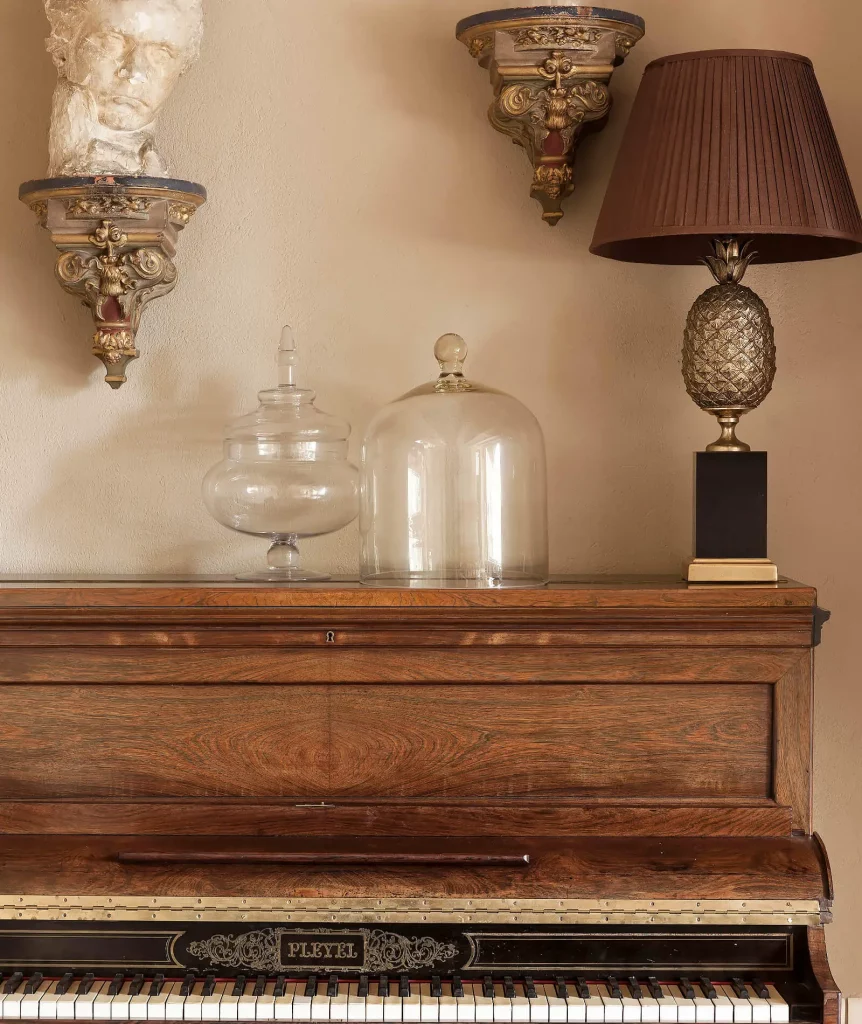 éléments de décoration vintage sur le piano