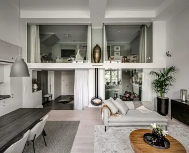 vue de la pièce principale et de la mezzanine fermée