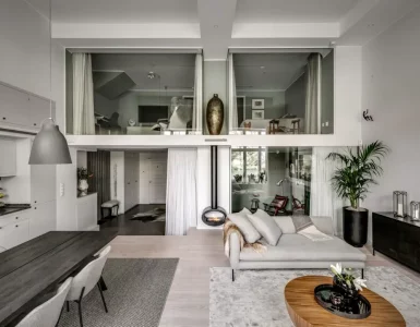 vue de la pièce principale et de la mezzanine fermée