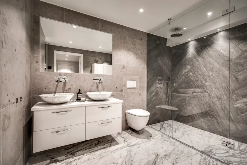 salle de bain à carreaux en marbre