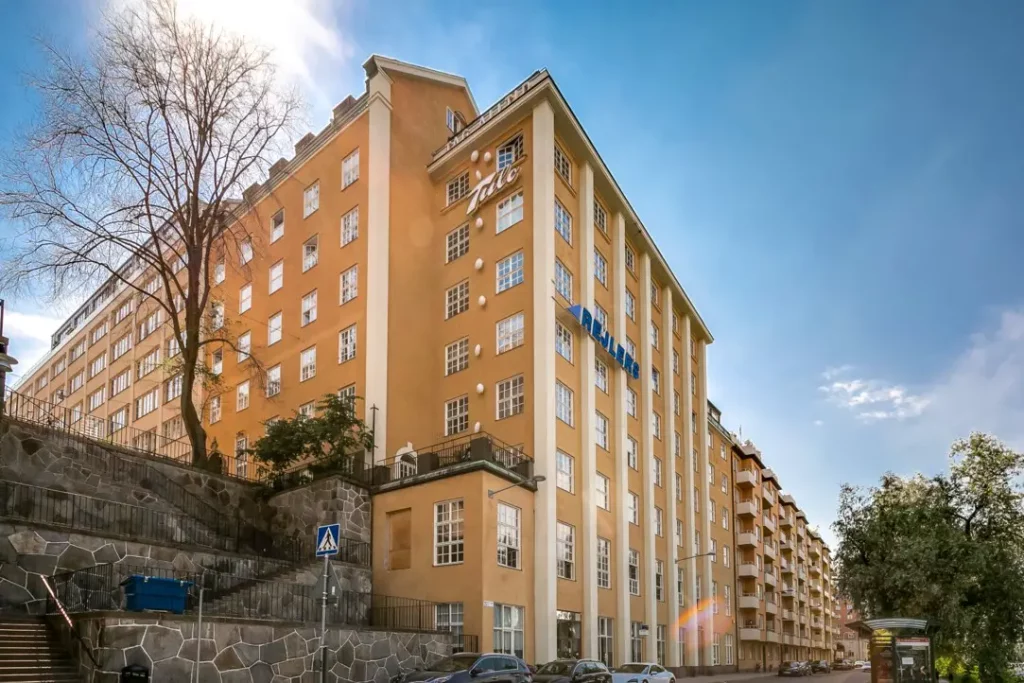 grande façade orange à l'extérieur de l'immeuble