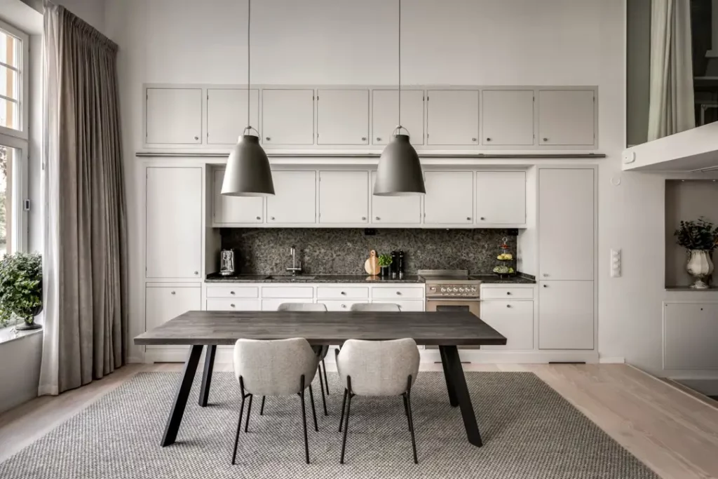 table en bois et ses chaises design sous les luminaires