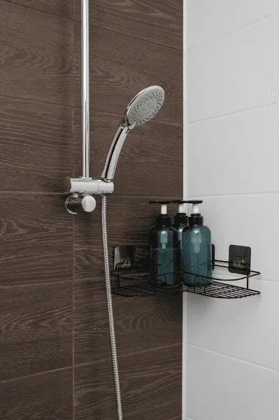 Les murs de votre douche peuvent aussi être exploités pour gagner de la place !