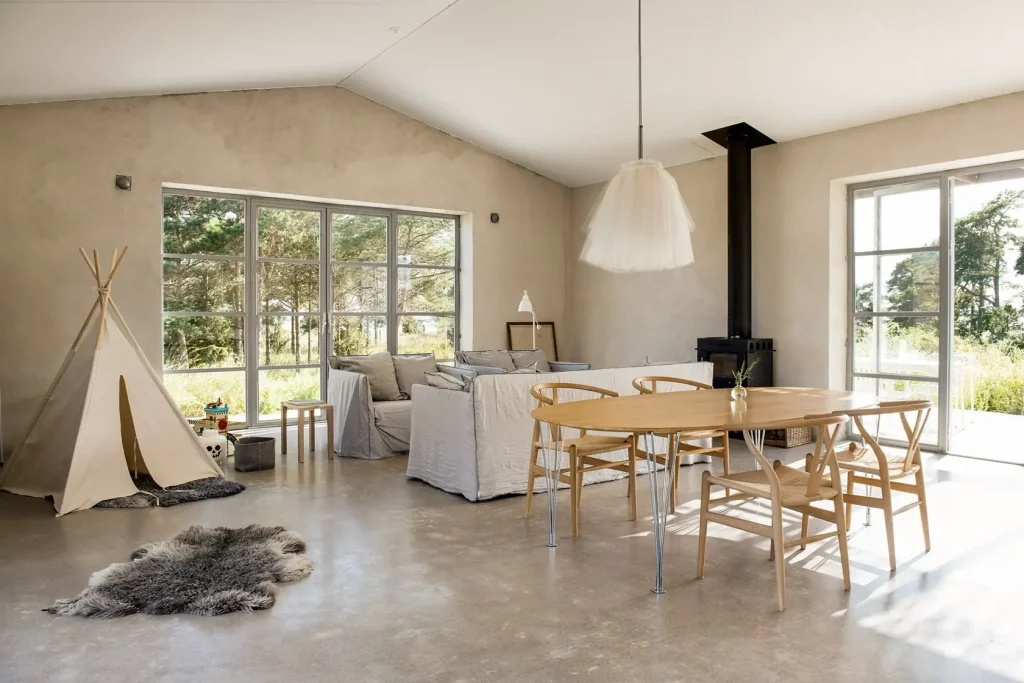 salle à manger lumineuse et béton ciré au sol