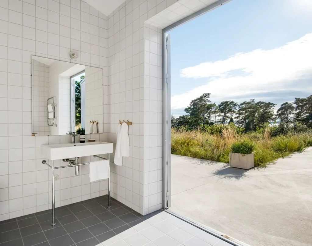 une salle d'eau rustique avec des petits carreaux