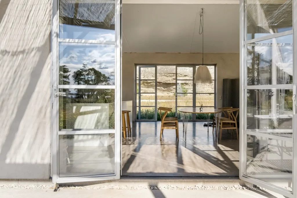 porte ouverte sur l'extérieur de la maison