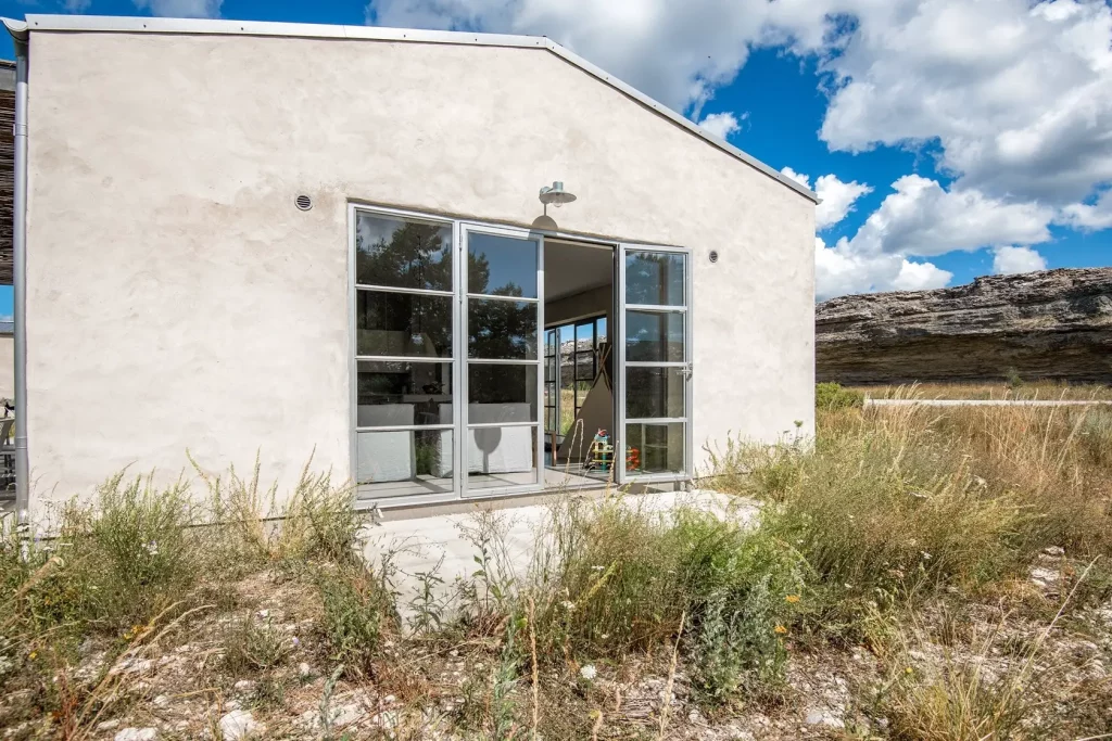 Façade en béton ciré de la maison avec ses larges vitres