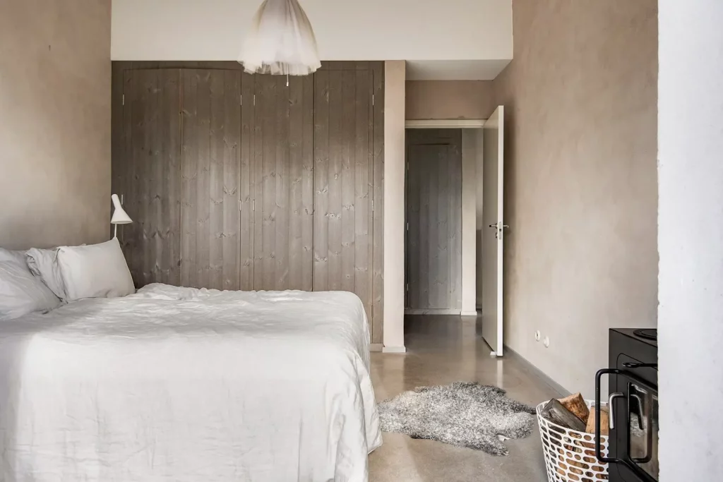 chambre double brute avec son mur en béton