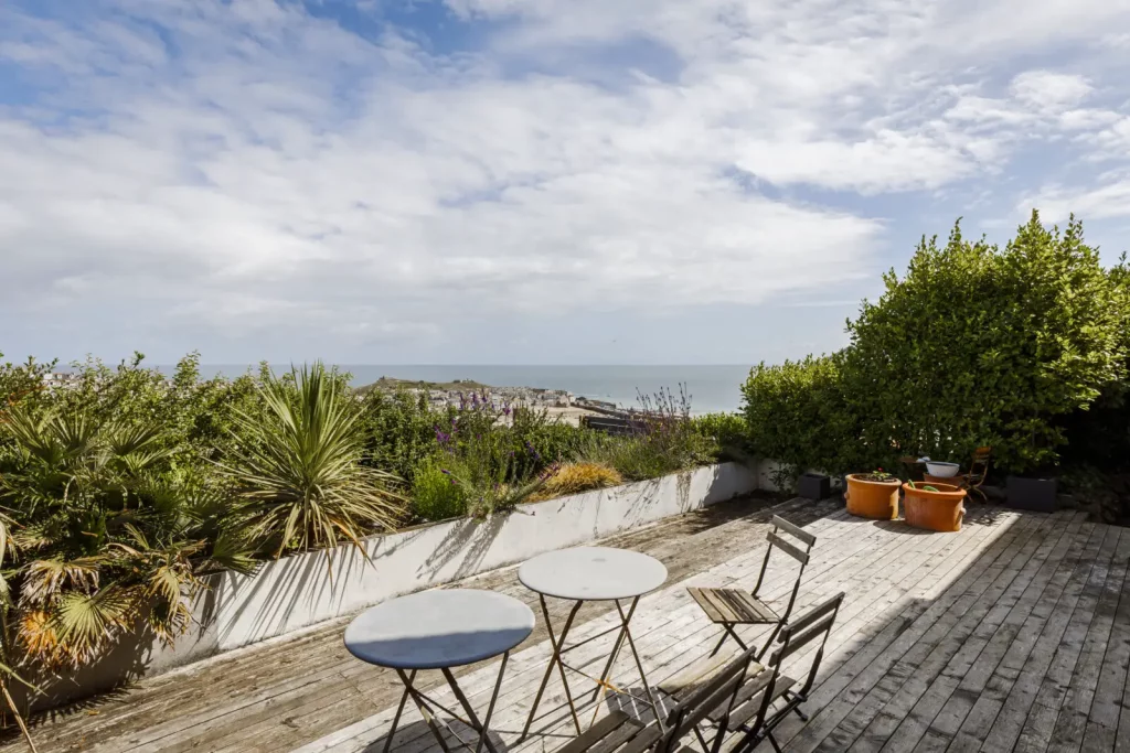 une belle terrasse en bois entourée de végétation