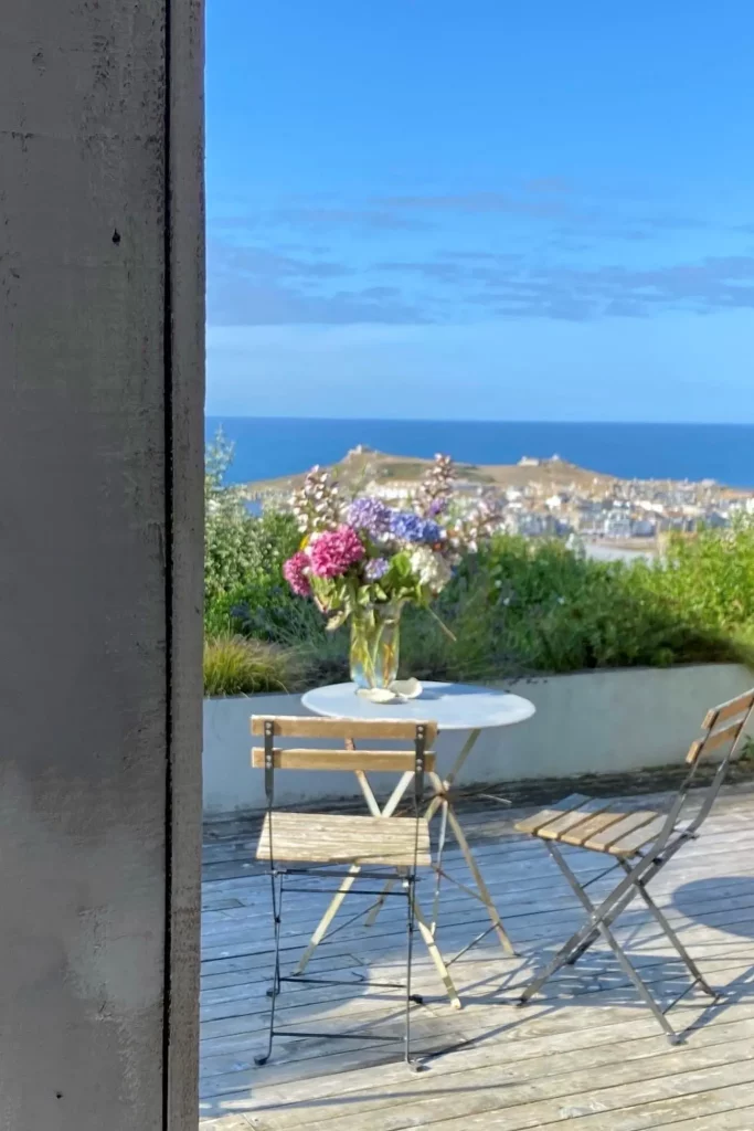 vue sur l'extérieur et sa table et chaise