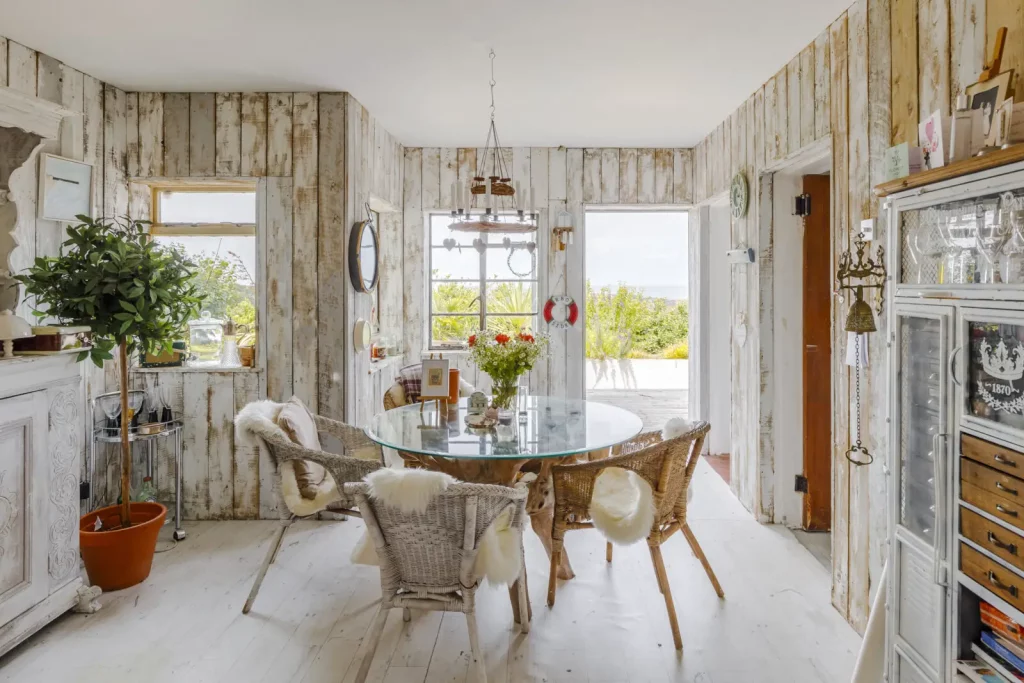 salle à manger et sa table en verre