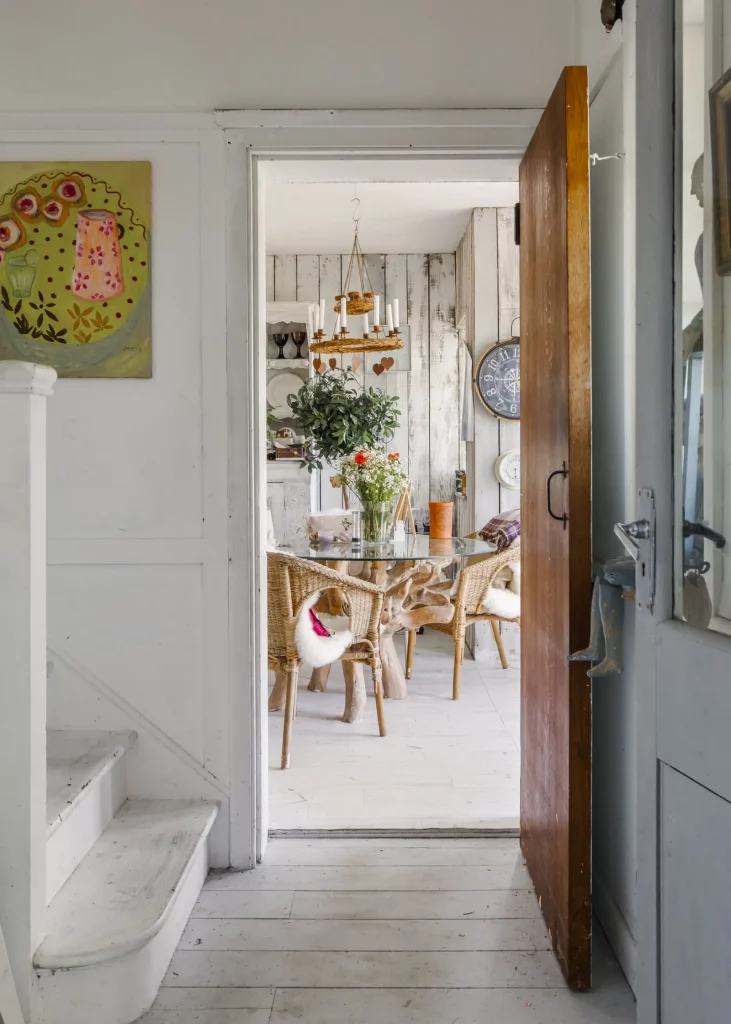 un escalier en bois pour rejoindre l'étage