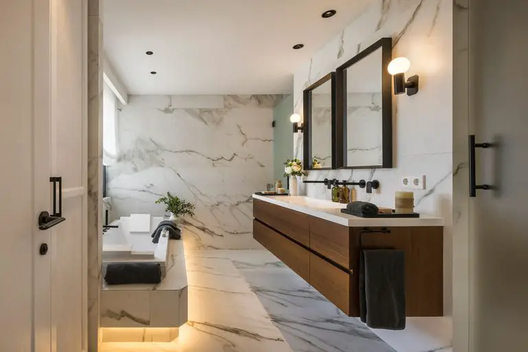 salle de bain en marbre blanc