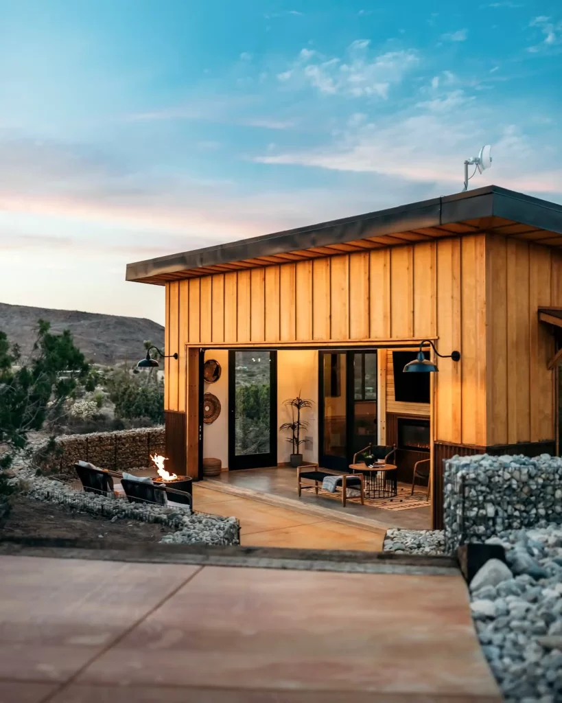 une belle façade en bois face au desert