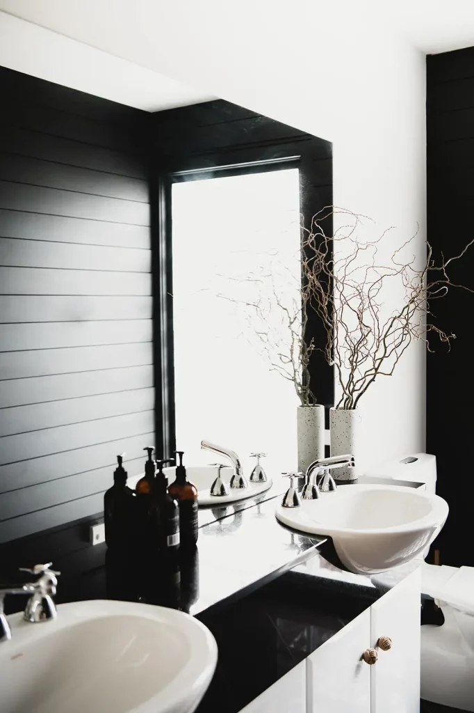 salle de bain et son grand miroir