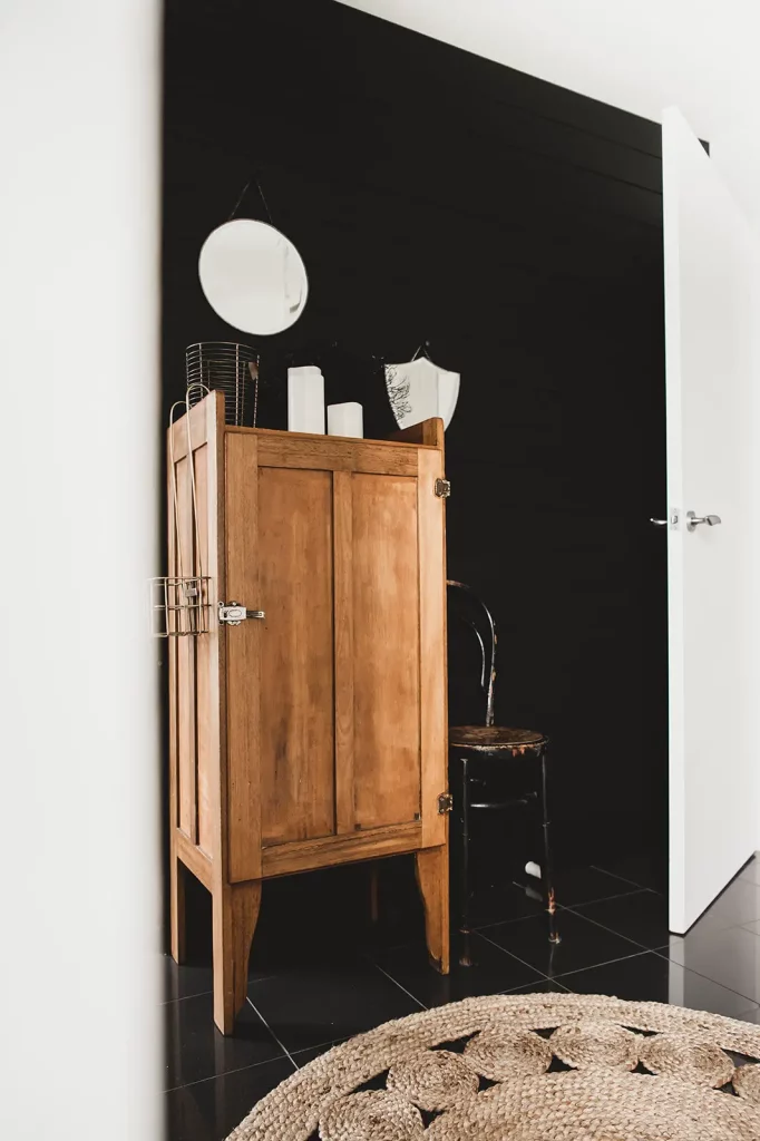 une commode de rangement en bois