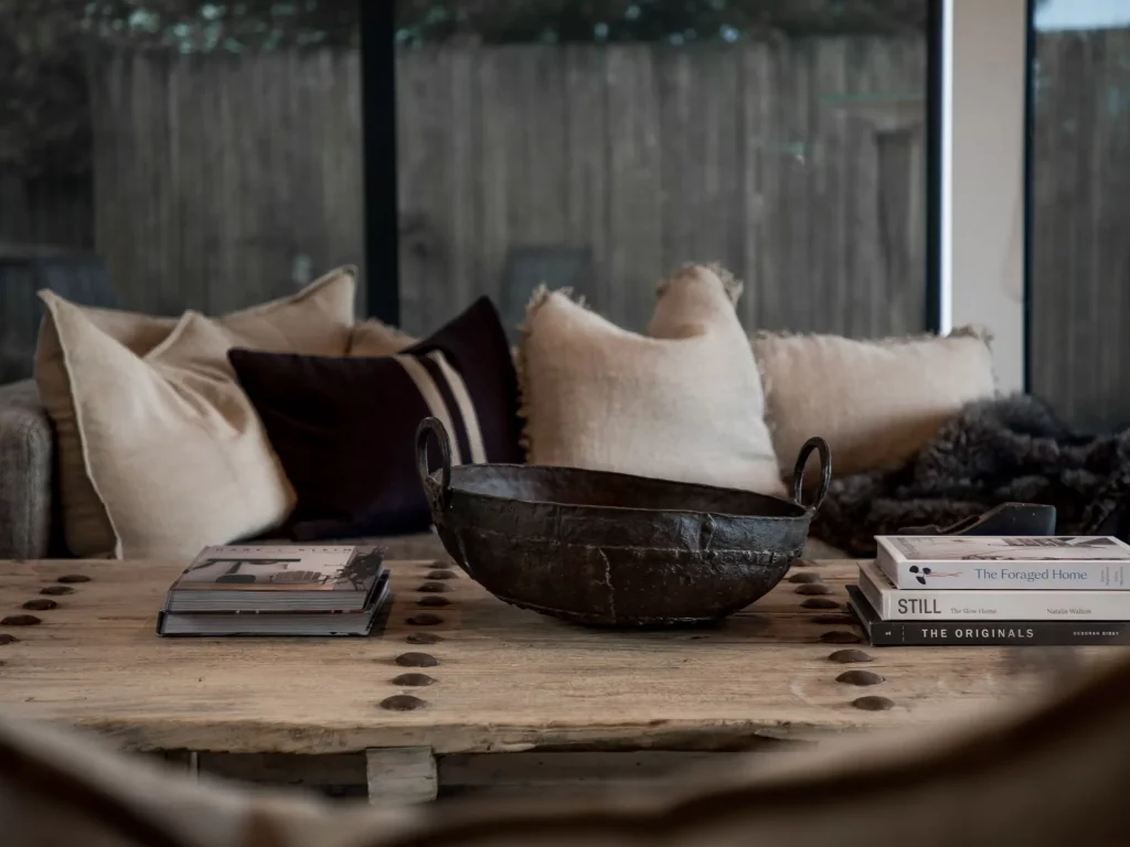 une table basse et ses éléments de décoration