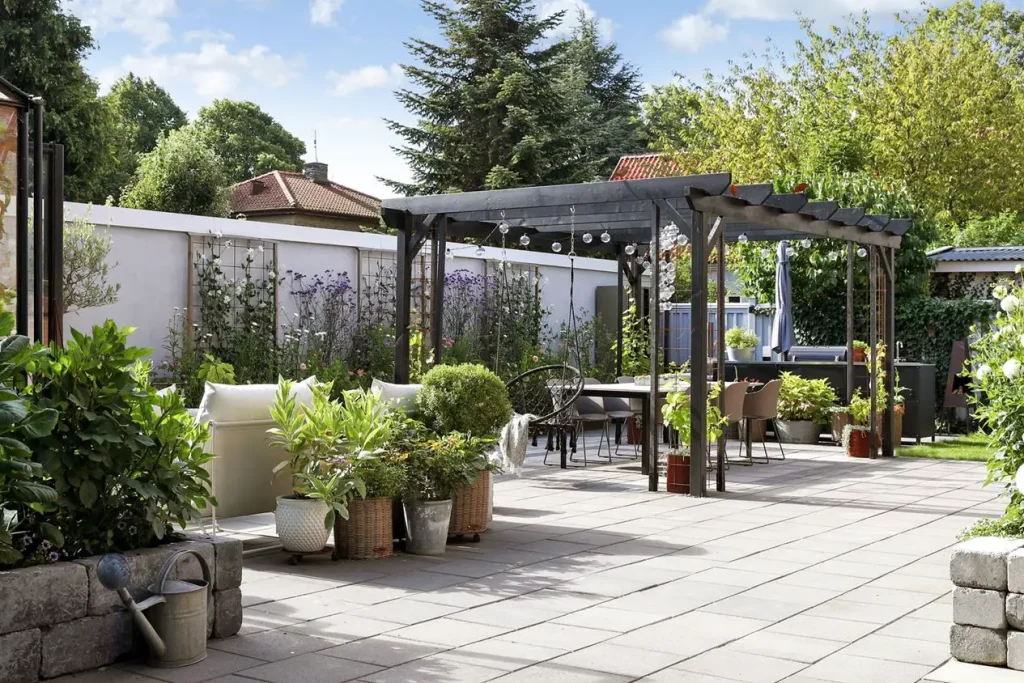 une pergola en bois noir