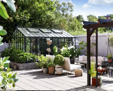 serre en métal et en verre dans le jardin