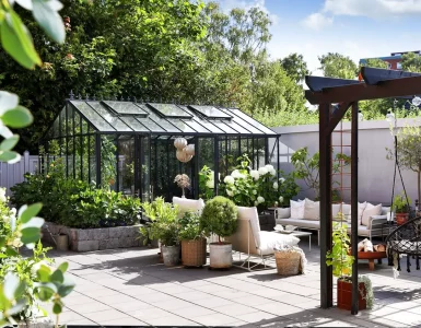 serre en métal et en verre dans le jardin
