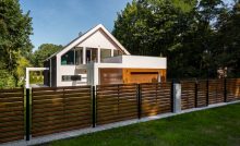 Cette clôture en bois, aux lattes ajourées, contribue au style contemporain de cette superbe maison