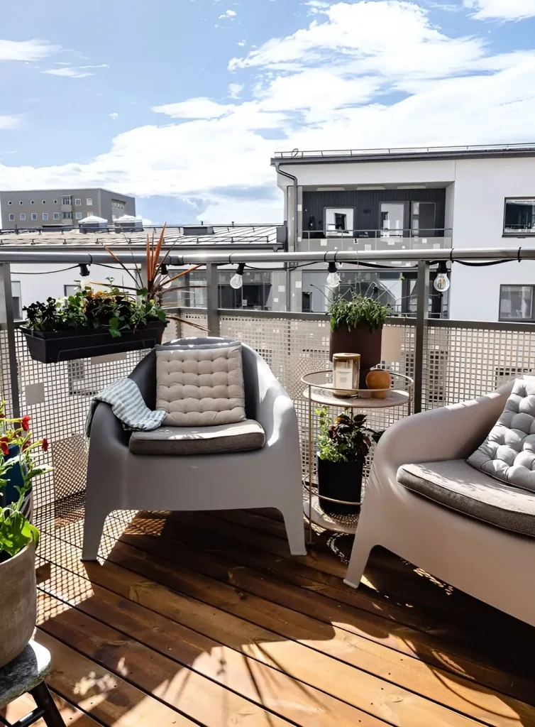 le balcon extérieur bien aménagé