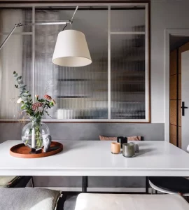 la verrière est installée devant une table en bois