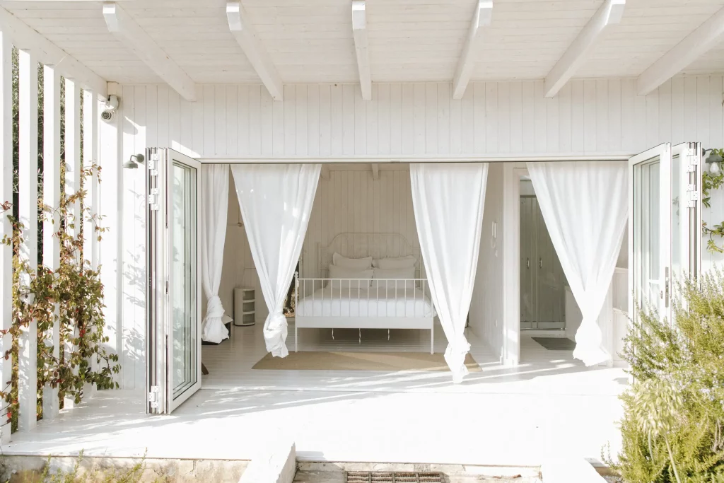 terrasse extérieure avec vue sur la chambre