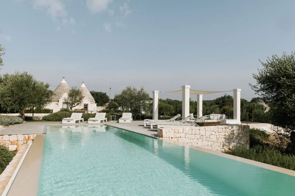 magnifique piscine claire à l'extérieur