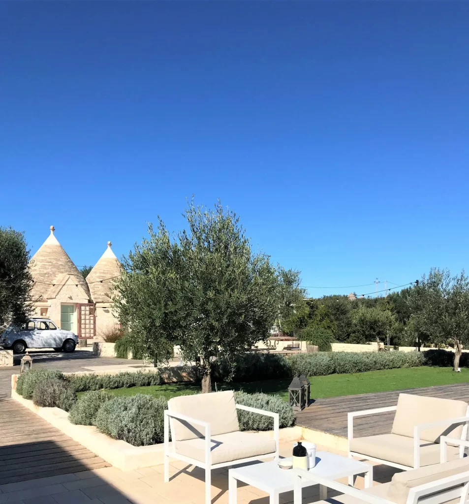 un espace de détente face au trullo