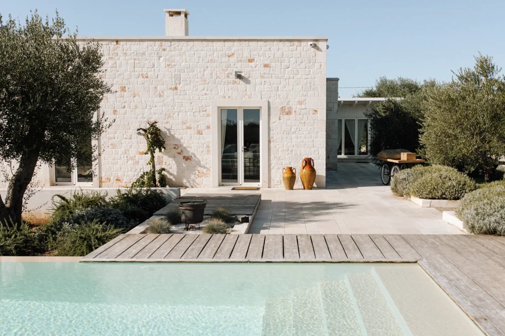 une autre vue de la maison face à la piscine