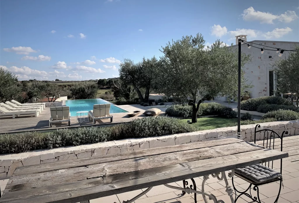 vue sur la piscine depuis le trullo