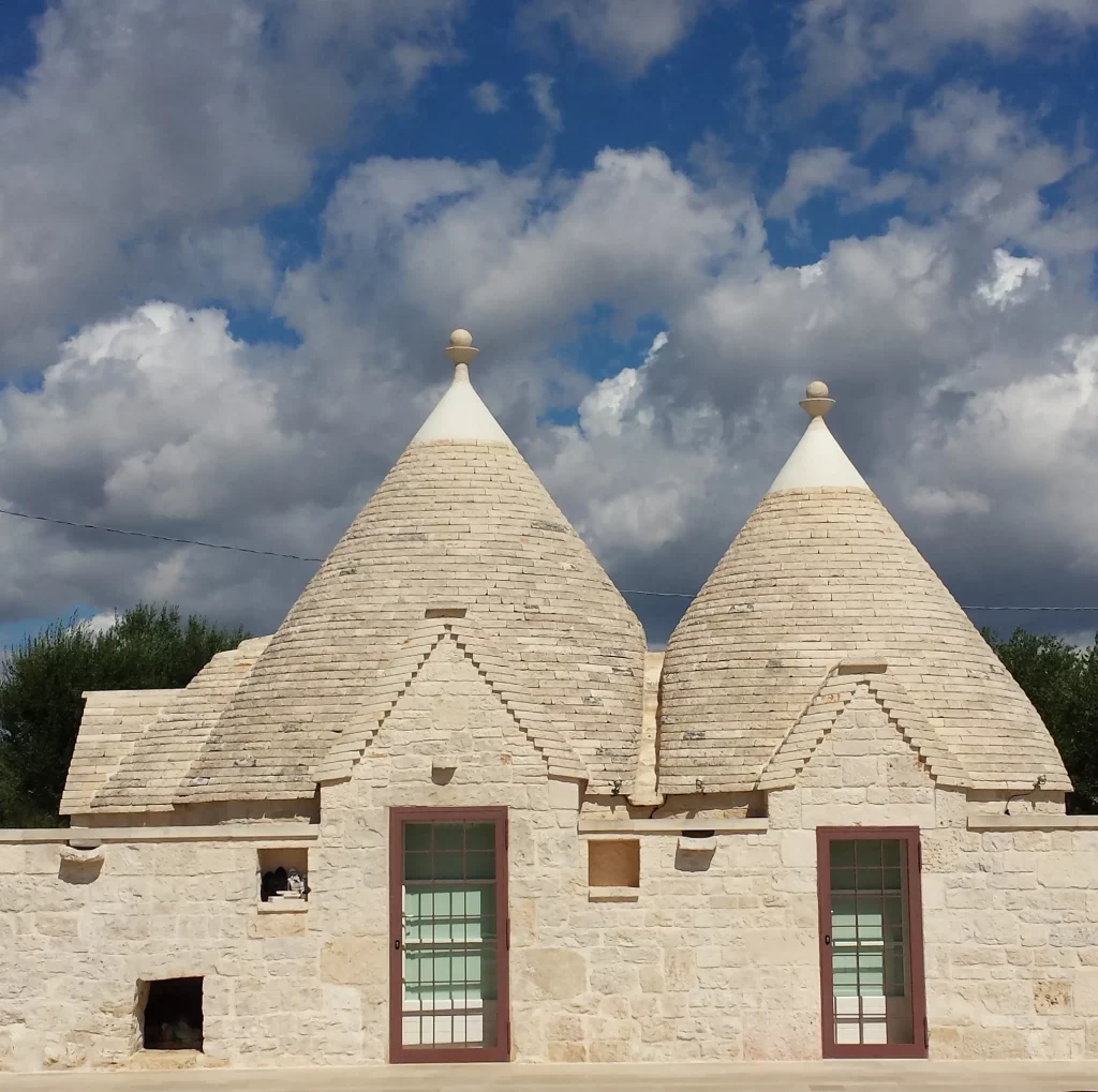 adorable trullo et ses toits pointus