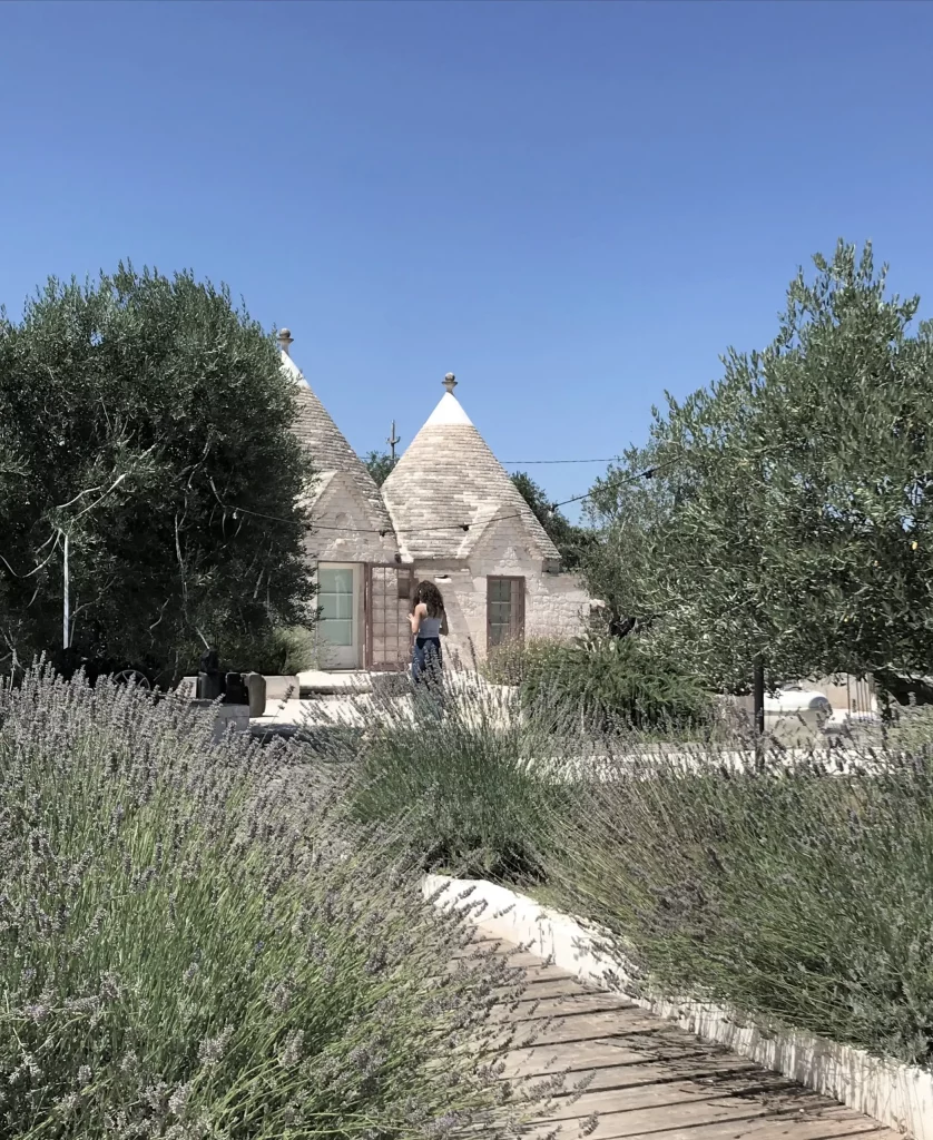 charmant trullo avec toit pointu