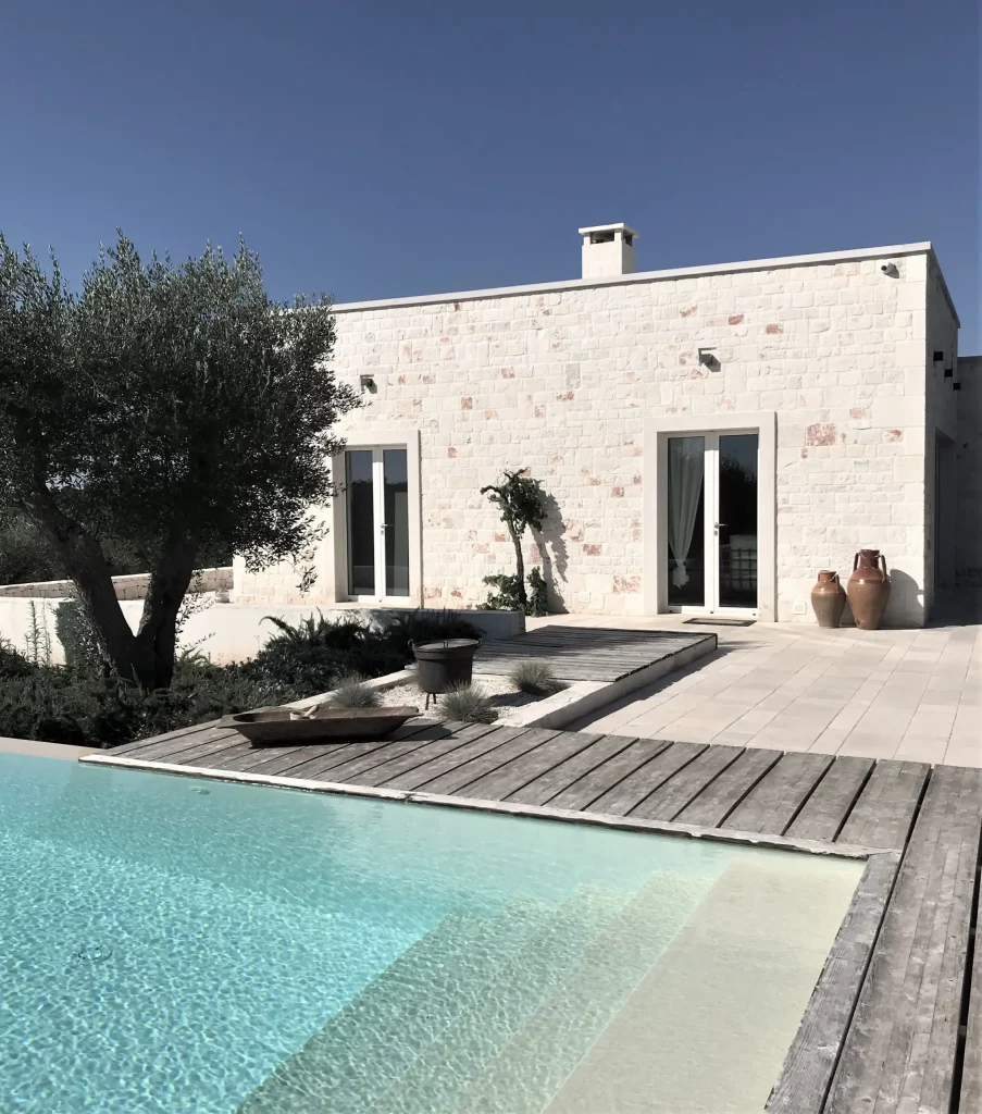 extérieur en pierres blanches face à la piscine