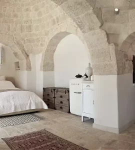 lit sous une voûte en pierres