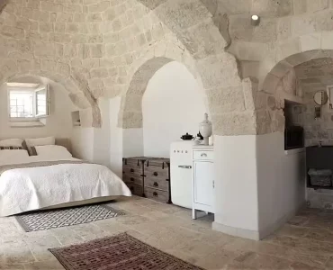 lit sous une voûte en pierres