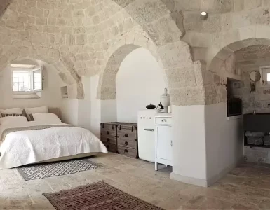 lit sous une voûte en pierres