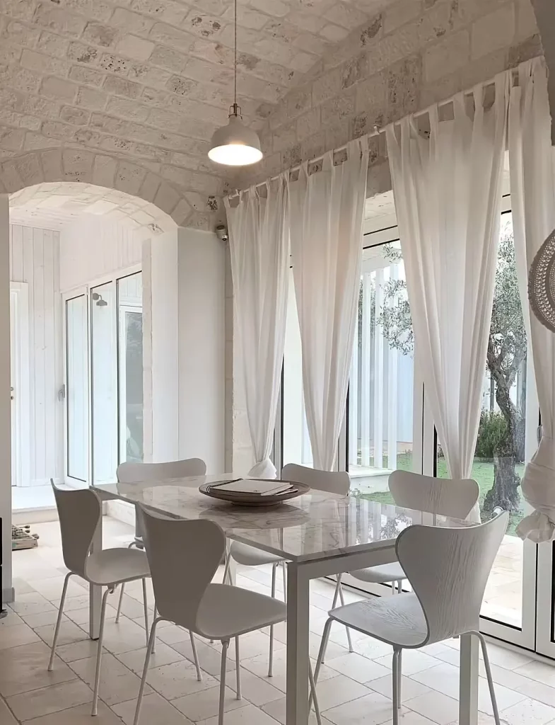 grande salle à manger dans une pièce lumineuse