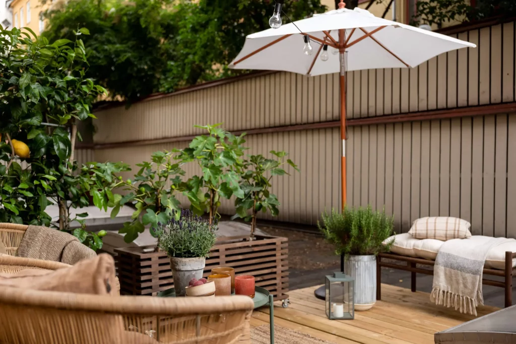 terrasse qui s'ouvre sur le jardin