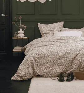 Photo d'une chambre dans les tons de rose avec un mur vert foncé